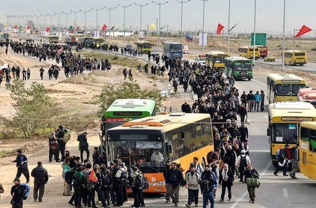 تردد روان زوار اربعین با استفاده از ناوگان حمل و نقل عمومی در پایانه مرزی خسروی/تردد بیش از ۱۰۰ هزار زایر اربعین از پایانه مرزی خسروی تا هم‌اکنون