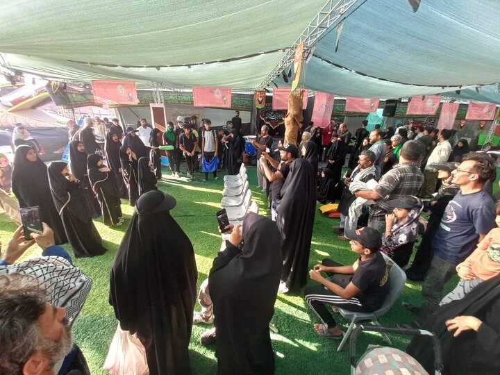 پذیرایی از زائران در موکب تخصصی کودک و نوجوان منطقه۱۳ در کربلا  