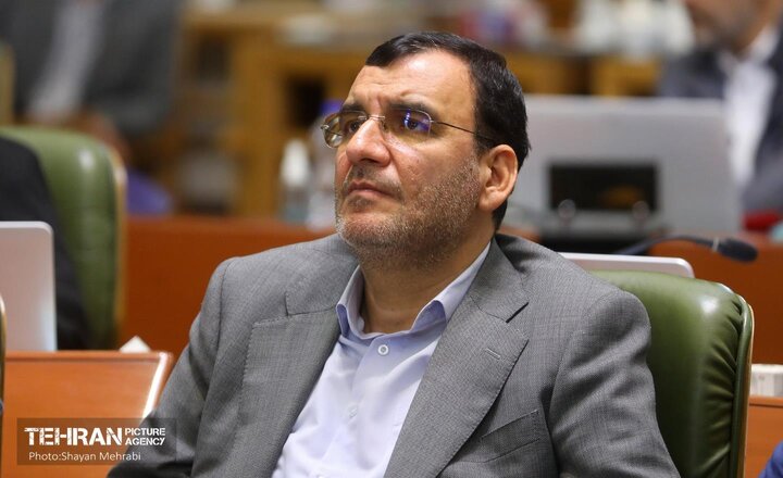 باقری: شهردار تهران پیگیر ترمیم حقوق کارکنان است