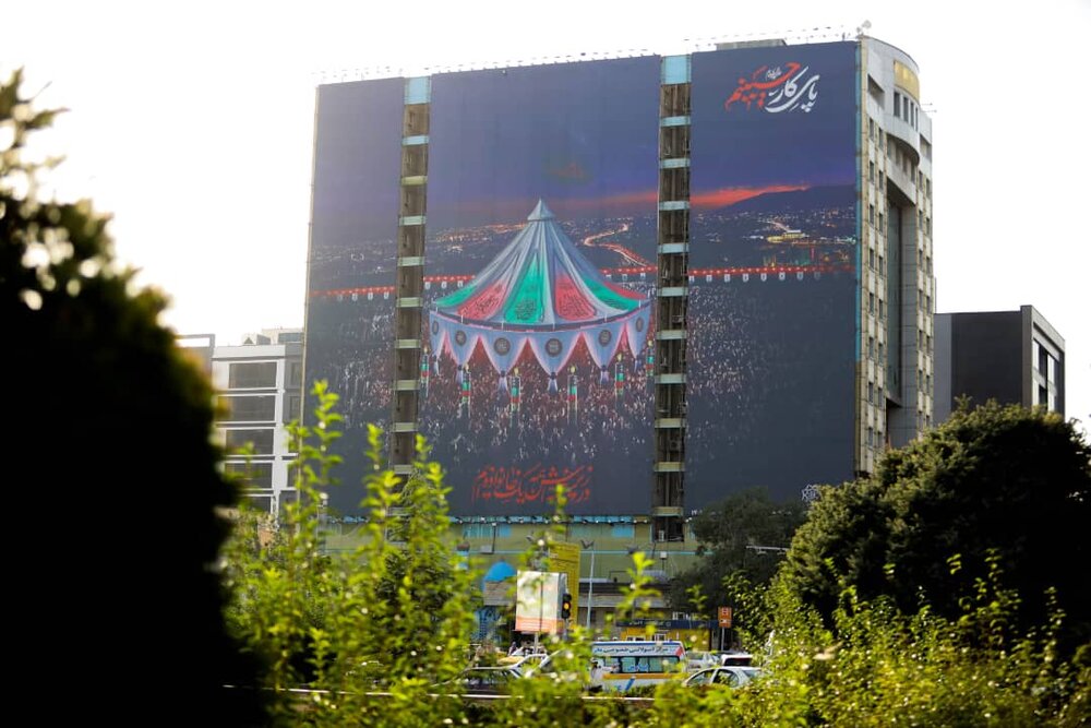 دیوارنگاره میدان ونک‌ با نمایی از خیمه هنرهای عاشورایی رونمایی شد