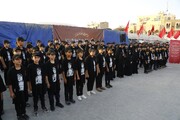 اجرای ۱۵۰ نفره سرود توسط نوجوانان ایرانی در حرم امام حسین(ع)