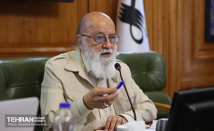 خاطره چمران از جمع کردن فرش‌های دفتر کار احمدی‌نژاد