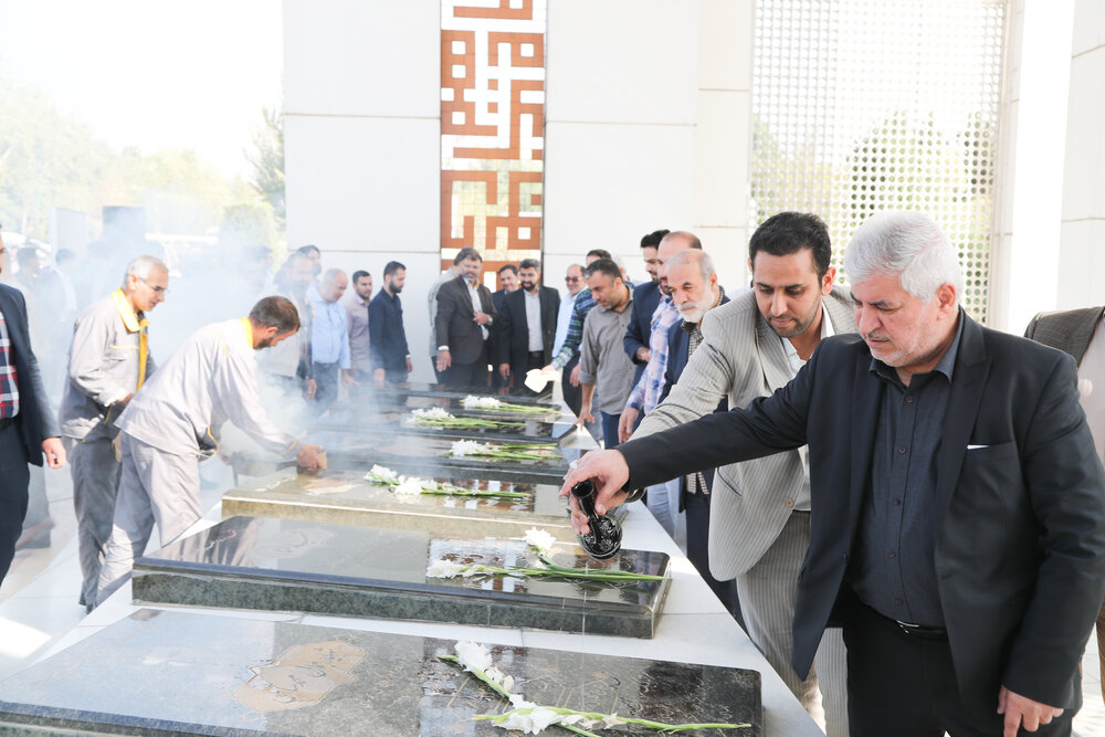 مراسم غبارروبی از مزار شهدای گمنام موزه ملی انقلاب اسلامی برگزار شد