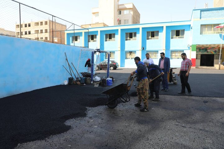 اجرای عملیات روکش آسفالت و بهسازی حیاط ۸ مدرسه در منطقه۱۹ 
