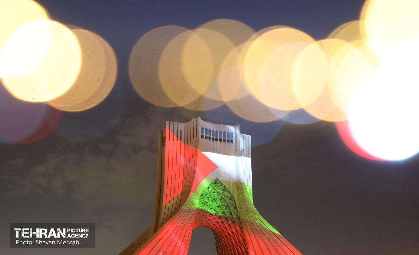 اجرای نورپردازی سه بعدی همزمان با عملیات غرورآفرین "طوفان الاقصی" در برج آزادی تهران