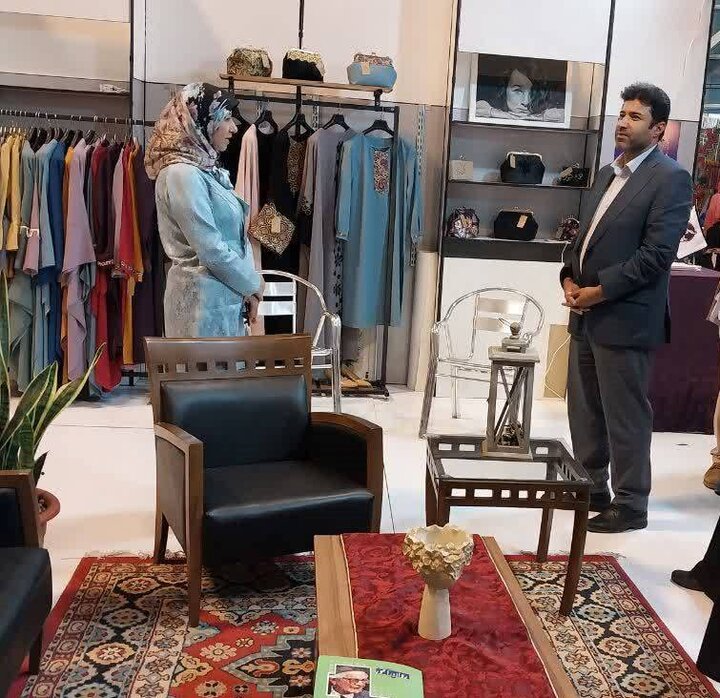 بازدید شهردار منطقه ۷ از نوزدهمین نمایشگاه زنان و تولید ملی در بوستان گفتگو