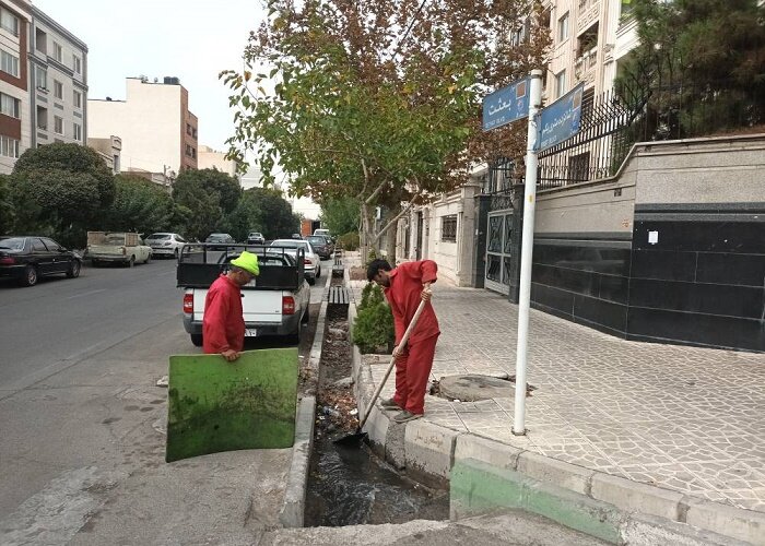 اجرای عملیات مستمر لایروبی و پاکسازی انهار در سطح منطقه ۵