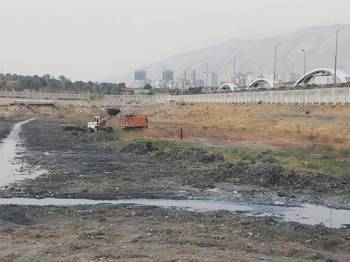 لایروبی حوضچه تعدیل سیلاب در شمال بوستان جنگلی چیتگر