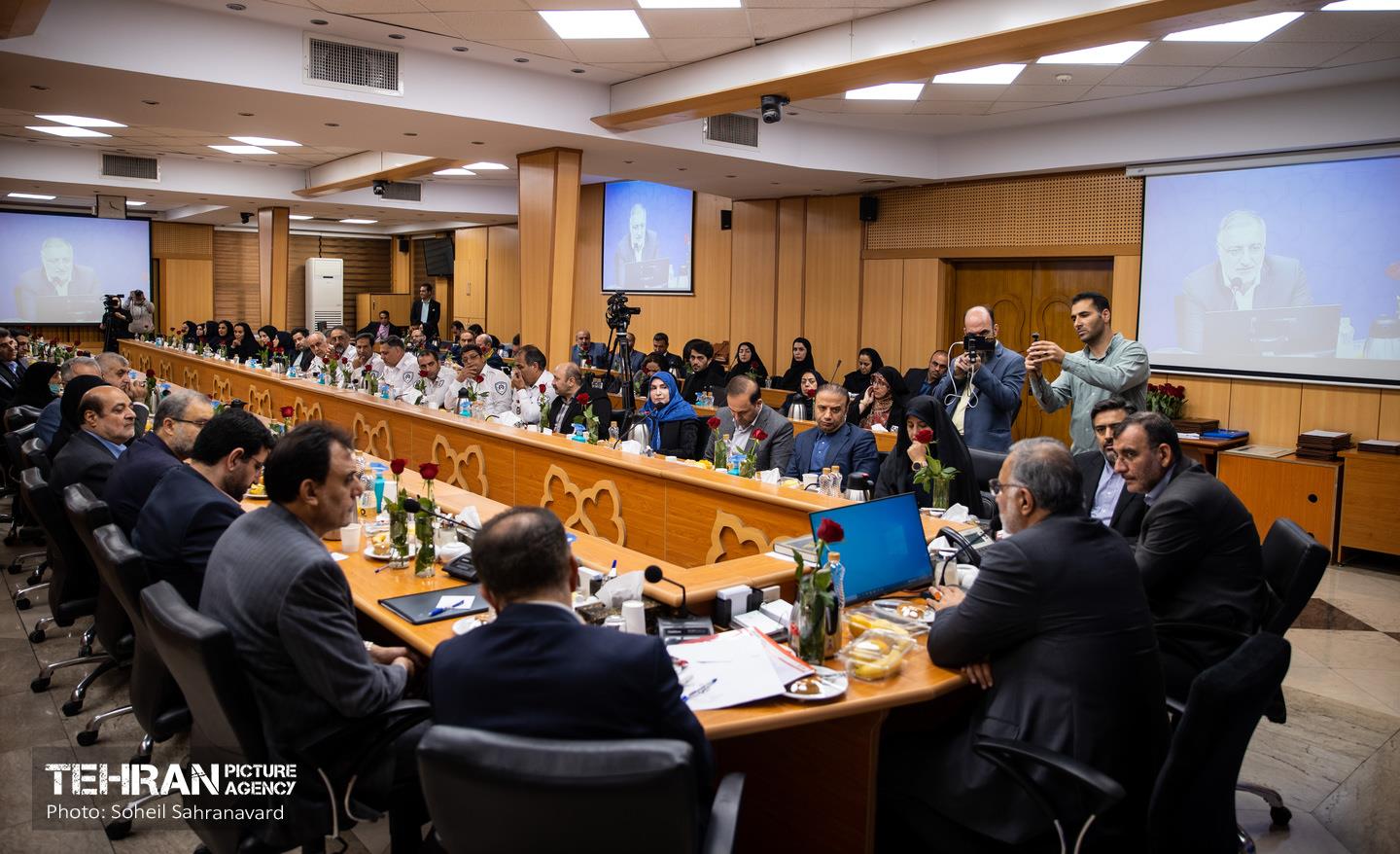 اختصاص اعتبار ویژه در کیف پول شهروندی کادر درمان؛ بزودی/ زاکانی: حل مشکل مسکن پرستاران را پیگیری میکنیم