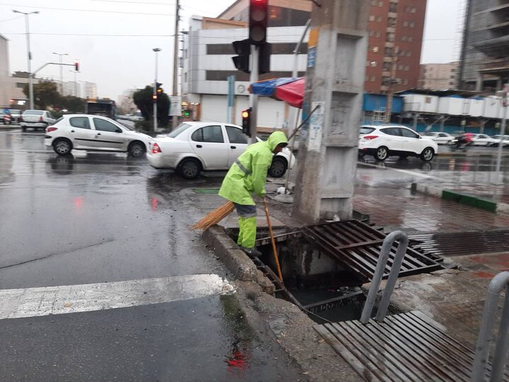 استقرار نیروهای خدمات شهری در معابر منطقه۲۲ برای رفع آب‌ماندگی 