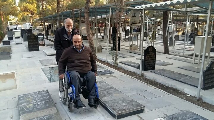برآورده‌شدن آرزوی 24 ساله جانباز سرافراز قطع نخاعی برای حضور بر سر مزار برادر شهیدش