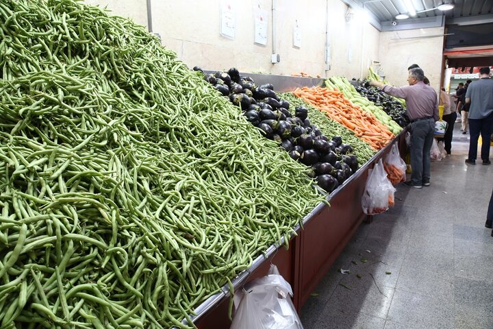 مواد غذایی در میادین و بازارهای میوه و تره بار را چقدر می توانیم ارزان‌تر از سطح شهر تهیه کنیم؟