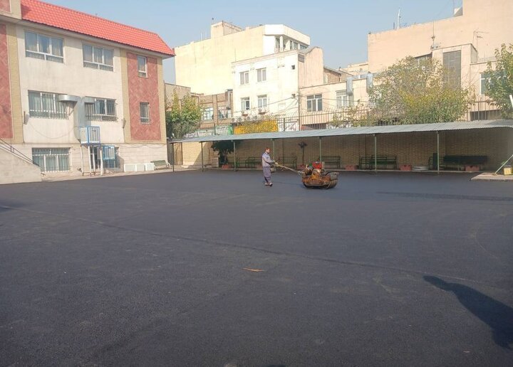 بهسازی آسفالت بیش از ۵ هزار مترمربع از محوطه مدارس منطقه ۱۳