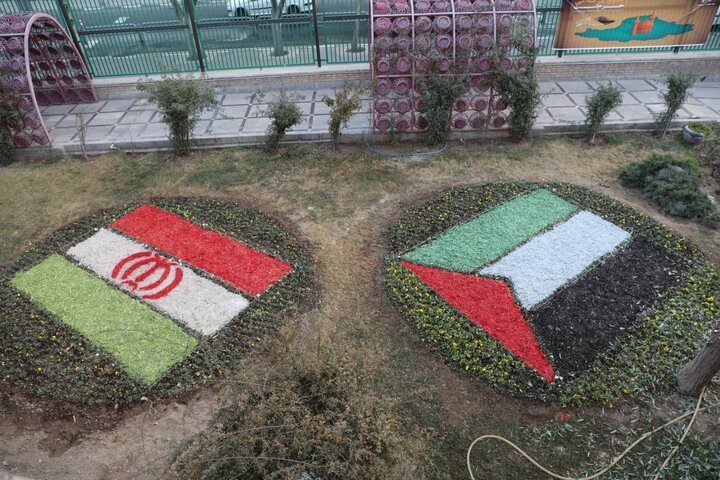 فرش گلی با طرح پرچم مشترک ایران و فلسطین در منطقه ۱۹ گسترده شد