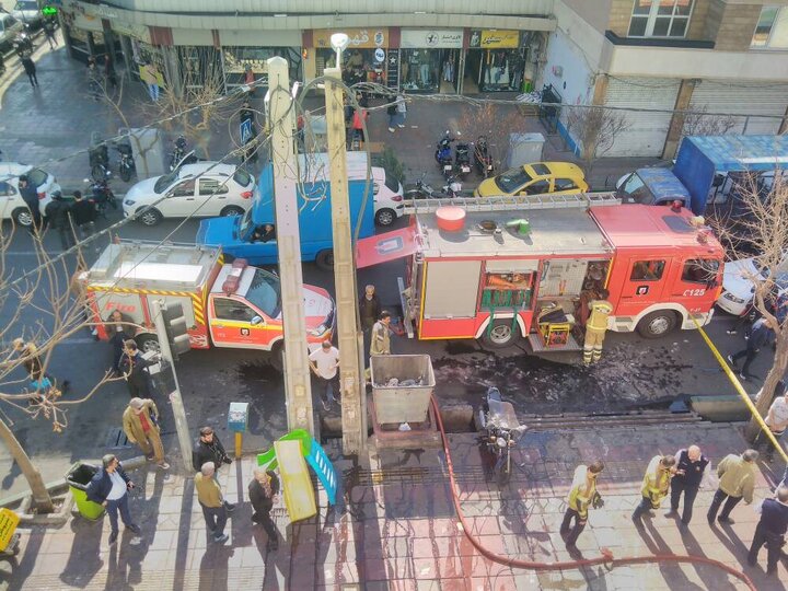 حریق در خیابان رودکی/ ۱۳ نفر توسط آتش‌نشان‌ها نجات یافتند