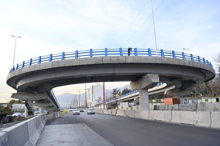  یخ‌زدایی مکانیزه در پل B9 در روز برفی تهران + فیلم