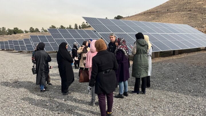 بازدید دبیران محیط زیست مناطق ٢٢ گانه از نیروگاه خورشیدی منطقه ١٣