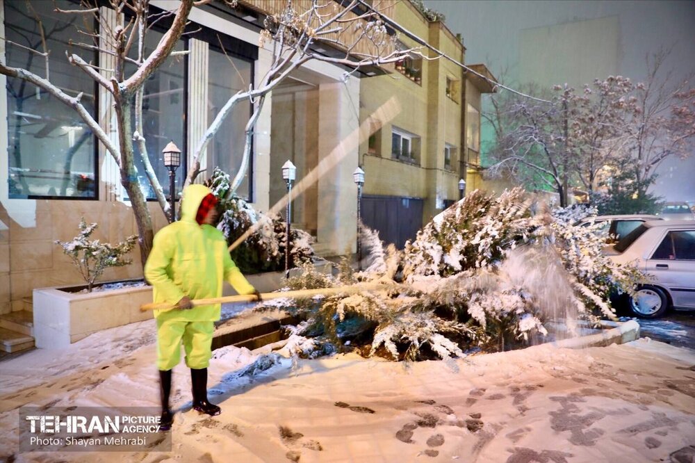 حضور ۴۸ ساعته نیروهای خدمات شهری در مناطق ۲۲ گانه+فیلم