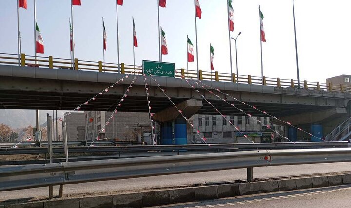 فضاسازی شهر با آذین‌بندی و اهتزاز پرچم ایران اسلامی در منطقه ۲۰