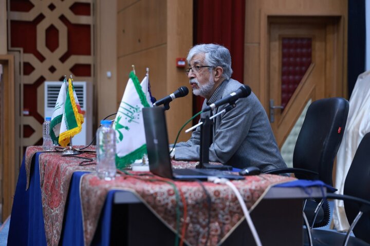 قدردانی حداد عادل رئیس بنیاد سعدی از مدیرعامل موزه ملی انقلاب اسلامی و دفاع مقدس
