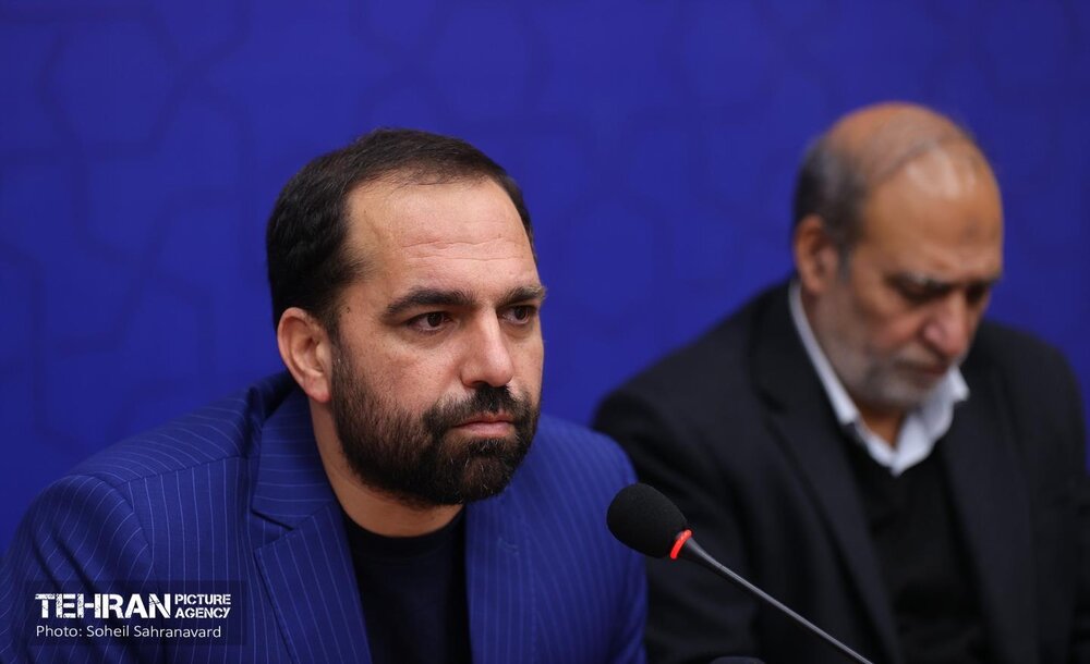 تیرهای چراغ برق مزاحم در منطقه ۱۴ جمعآوری میشود