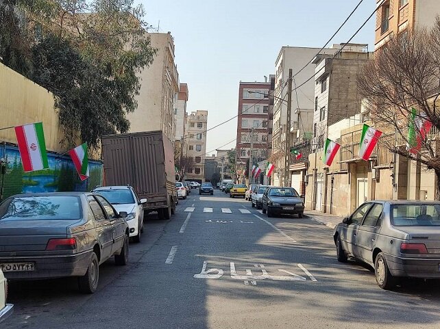 نصب پرچم ایران بر سر در منازل منطقه ۱۴ تهران
