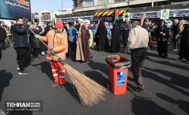 برای اولین بار نظافت مسیر راهپیمایی 22بهمن همزمان با اتمام مراسم پایان یافت
