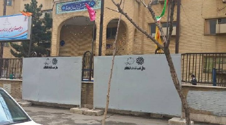 نصب سازه‌های موقت تبلیغات انتخاباتی در معابر پرتردد منطقه۲