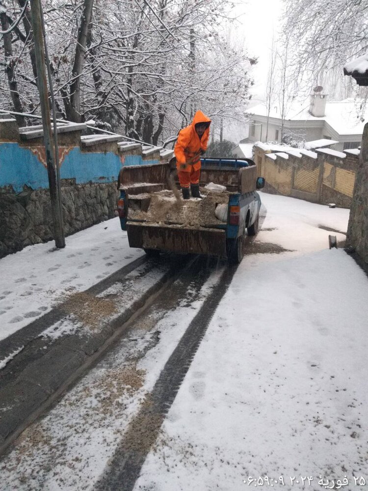 عملیات برفروبی در شمال پایتخت با ۲۱۵ دستگاه ماشینآلات سبک و سنگین