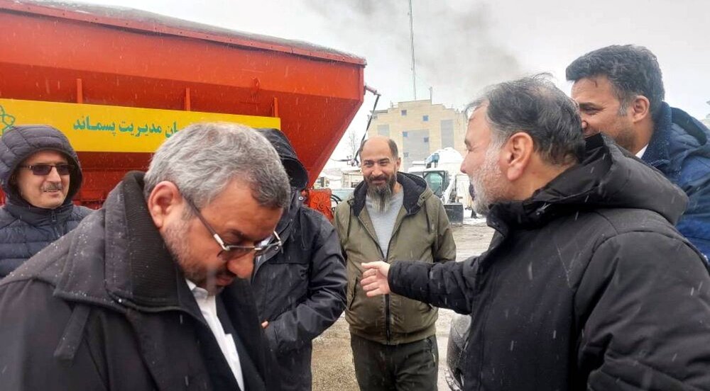 رصد مستمر معابر اصلی به منظور تسهیل تردد شهروندان/ برفتکانی از درختان شهر انجام میشود