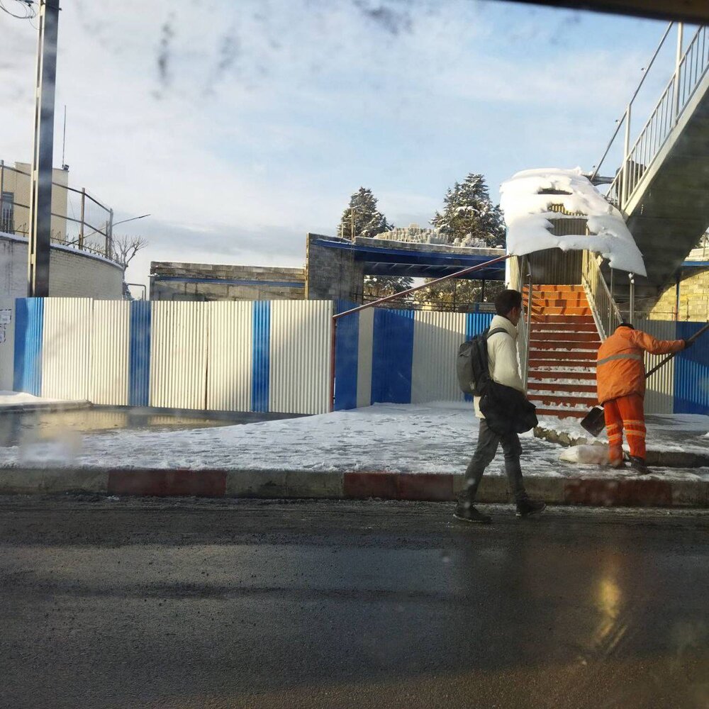 معابر درجه یک و بزرگراهی، معابر اصلی و فرعی درجه دو و سه باز هستند/ برفروبی کوچههای بنبست و خیابانهای بالادست در دست اقدام