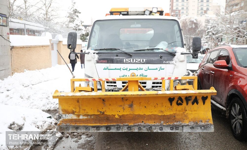 تلاش نیروهای شهرداری تهران در کوچههای برفی شمال شهر+ عکس