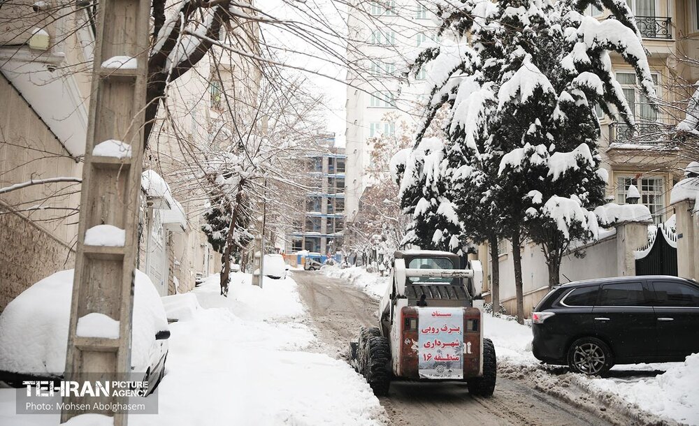 تلاش نیروهای شهرداری تهران در کوچههای برفی شمال شهر+ عکس