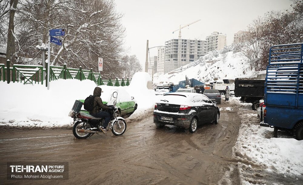تلاش نیروهای شهرداری تهران در کوچههای برفی شمال شهر+ عکس