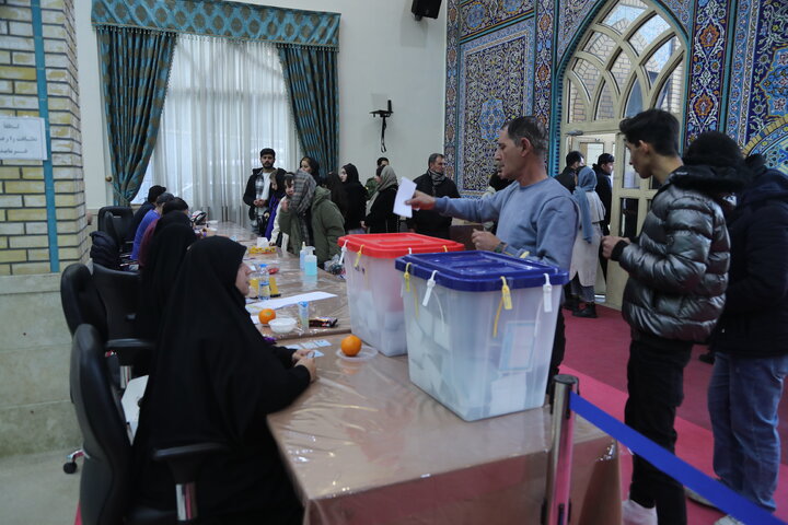 حضور پرشمار رای‌دهندگان در مسجد جامع خرمشهر موزه ملی انقلاب اسلامی و دفاع مقدس