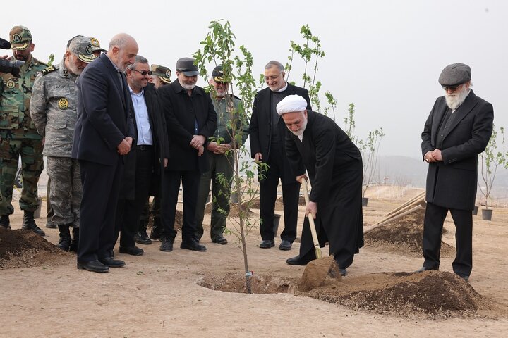 رئیس دستگاه قضا: کاشت درختان مثمر و آبیاری به روش دانش‌بنیان اقدامی ستودنی است/ زاکانی: پروژه تکمیل کمربند سبز تهران سال آینده به پایان می‌رسد