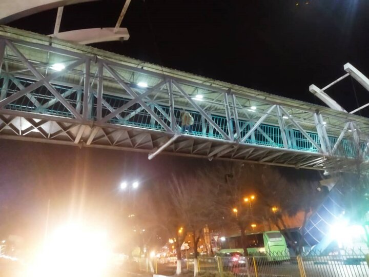 رنگ آمیزی و تجهیز روشنایی ۱۰ پل عابر پیاده در منطقه ۲۰  