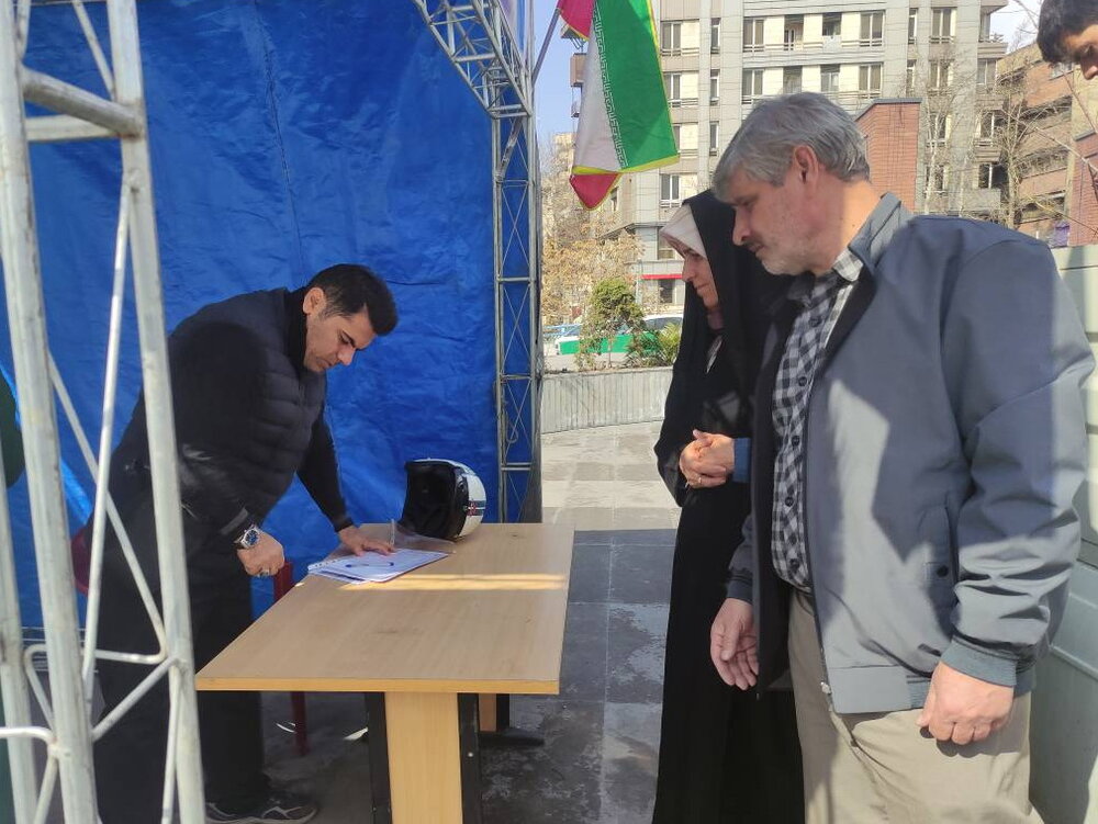 توزیع ۲۵ هزار نهال و آموزش کاشت به شهروندان