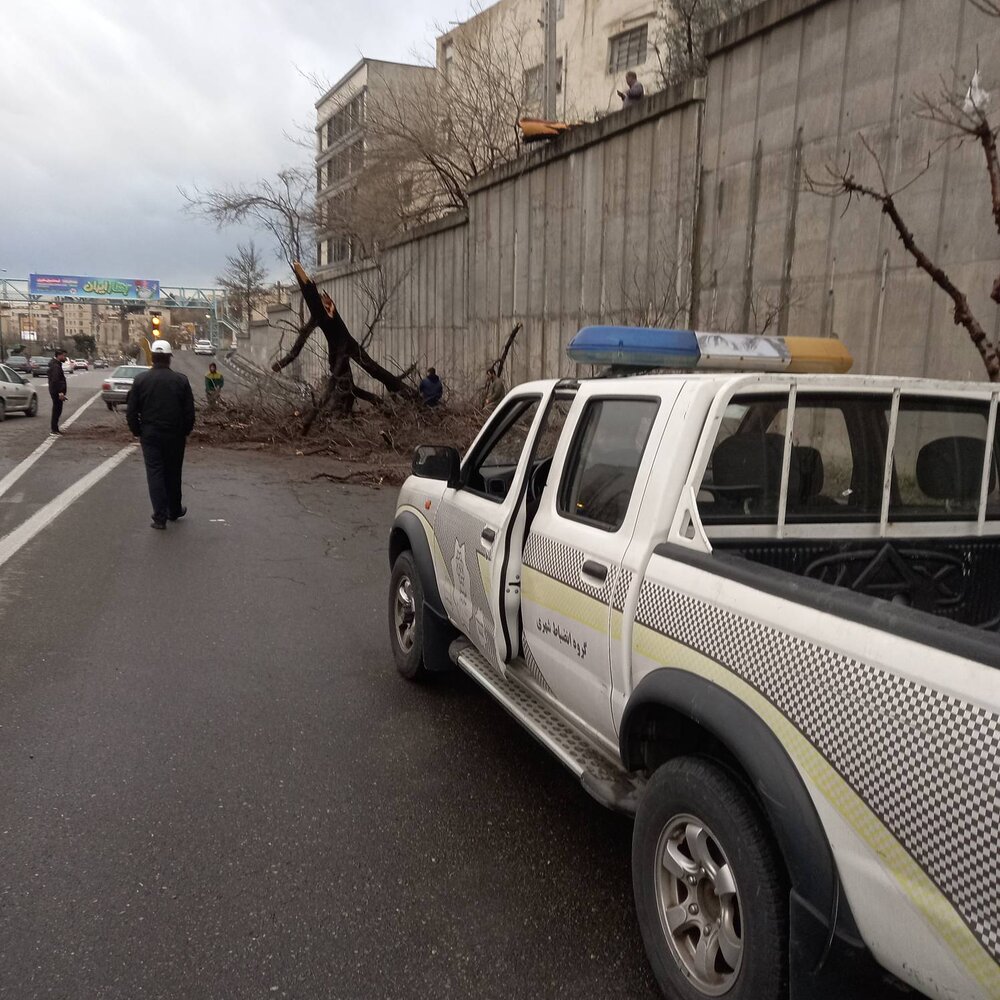 با اقدام بهموقع نیروهای خدمات شهری مشکل تردد در بزرگراه امام علی(ع) سریعا رفع شد