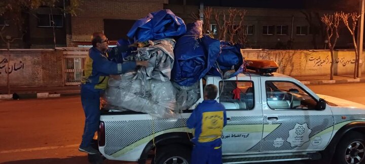 جمع‌آوری سایبان و چادرهای غیرمجاز در خیابان صاحب جمع