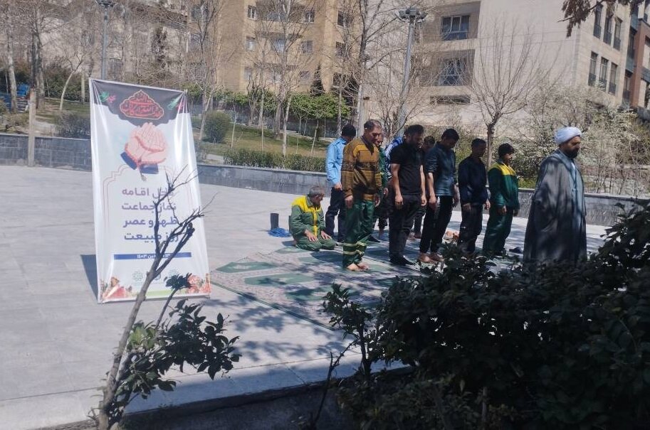 نماز جماعت در بوستانهای شمال تهران اقامه شد