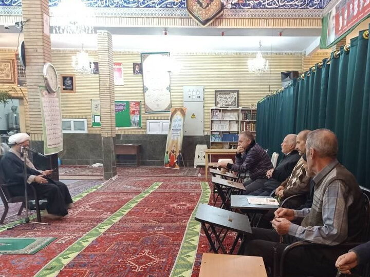 ویژه برنامه تفسیر و قرائت قرآن در مساجد منتخب منطقه یک در حال اجرا است