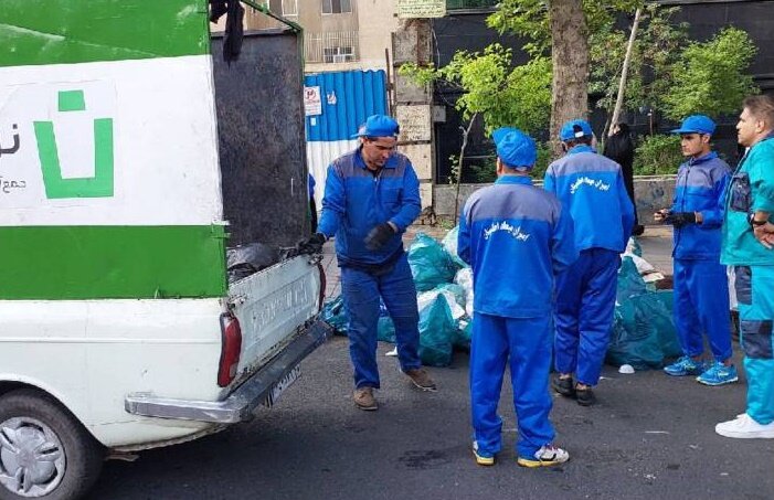 پاکسازی مصلی تهران توسط پاکبانان منطقه ۱۶