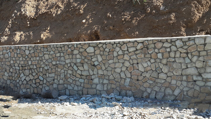 آغاز احداث دیوار حائل سنگ مالون در جاده روستای وردیج