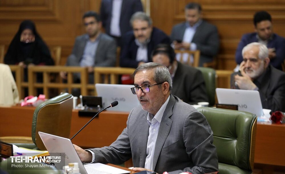 تیرهای چراغ برق مزاحم در منطقه ۱۴ جمعآوری میشود