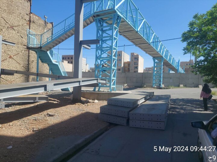 تبدیل پله پل عابر پیاده به رمپ در بزرگراه شهید نجفی رستگار منطقه ۱۵