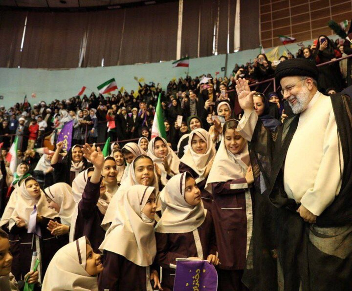 زاکانی: شما دختران آینده ایران را می‌سازید/ آیت الله رییسی: معتقدیم زنان هم باید محور خانواده باشند و هم در عرصه اجتماعی نقش‌آفرین باشند