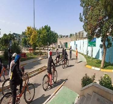 آموزش عملی دوچرخه‌سواری ویژه بانوان در بوستان آموزش ترافیک منطقه ۲۰