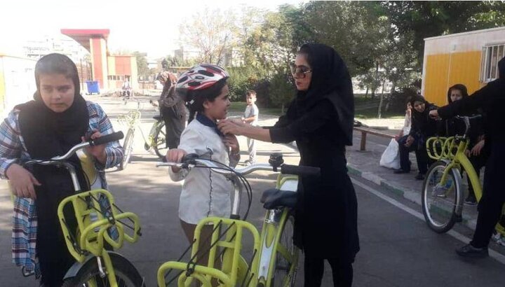 رکاب‌زنی دختران مدرسه طلوع برای حمایت از حمل و نقل پاک در بوستان ترافیک منطقه ۱۹