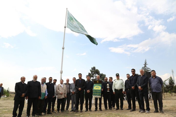 اهتزاز پرچم حرم امام رضا(ع) و حضرت معصومه (س) در سطح منطقه ۲۱